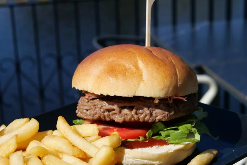 Burger frites restaurant la Récré des 3 Curés