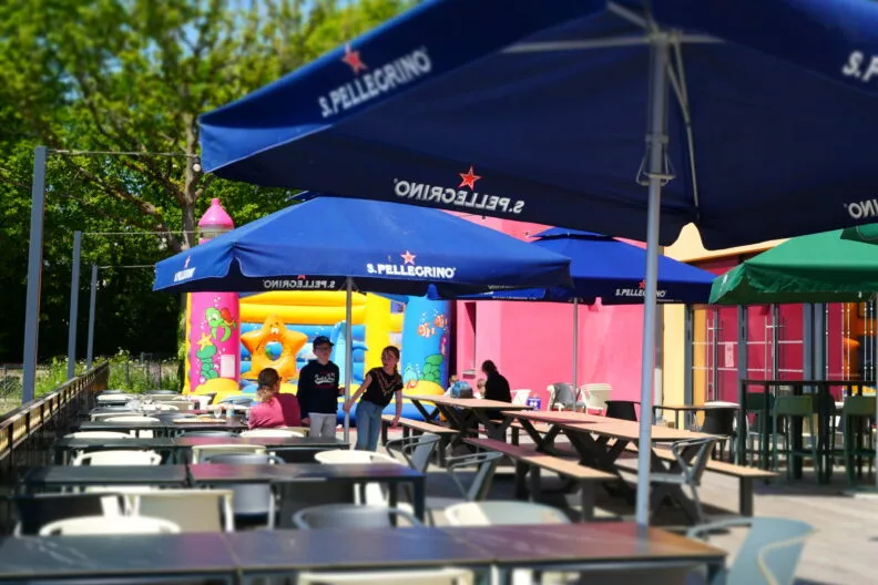 Espace extérieur restaurant vue sur le lac