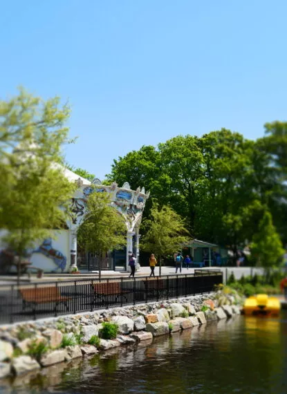 Carrousel vue sur le lac à Milizac