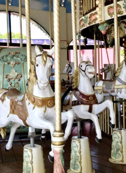 Chevaux carrousel la Récré des 3 Curés