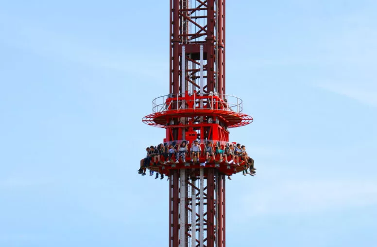 Vous cherchez une idée de sortie à faire proche de Brest dans le Finistère ? Choisissez le plus grand parc d'attractions de Bretagne et venez tester la nouvelle attraction Tremor : une tour de chute de 80 mètres.