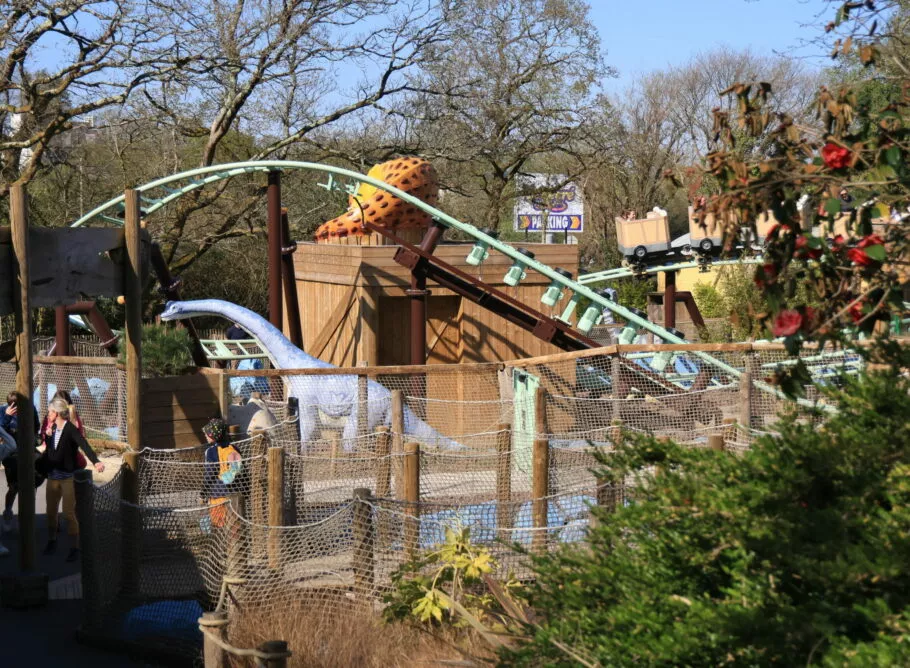 Idée sortie à Brest Finistère amis, famille. Zone dinosaure. Parc d'attractions et jeux. restaurant vue lac