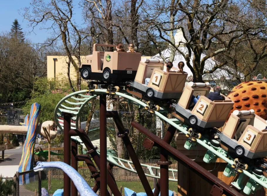 Idée sortie à Brest Finistère amis, famille. Zone Dinosaure. Parc d'attractions et jeux. restaurant vue lac