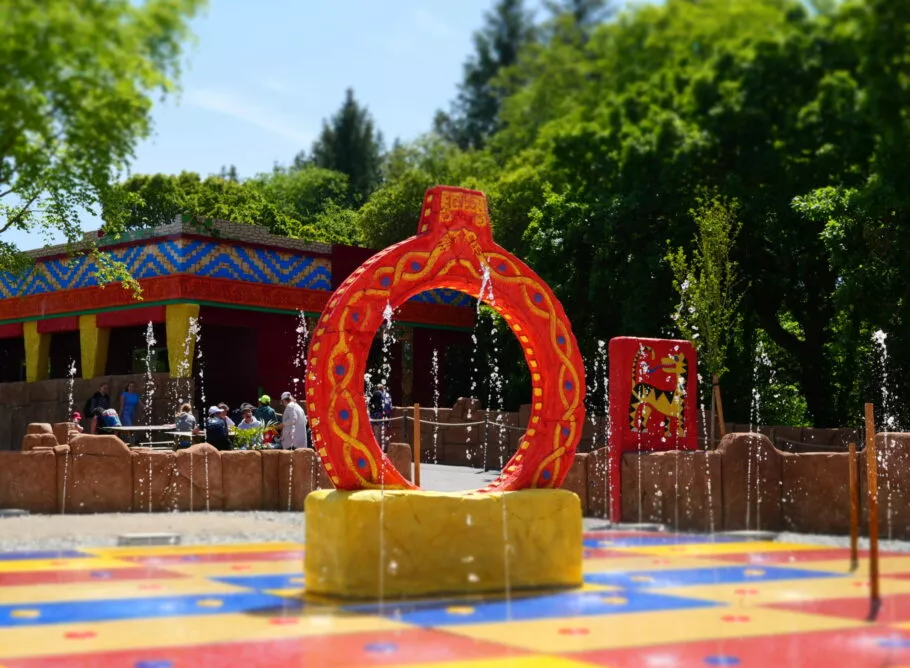 Idée sortie à Brest Finistère amis, famille. Zone Maya Mexique. Parc d'attractions et jeux. restaurant vue lac