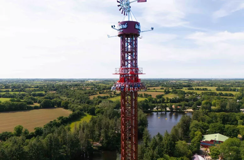 Tour de chute Tremor la récré des 3 Curés attraction Bretagne