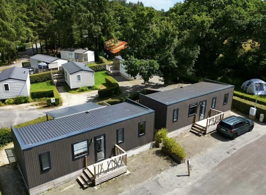 En court ou en long séjour, choisissez le camping le plus fun de Bretagne situé sur le même site que le parc d'attractions.