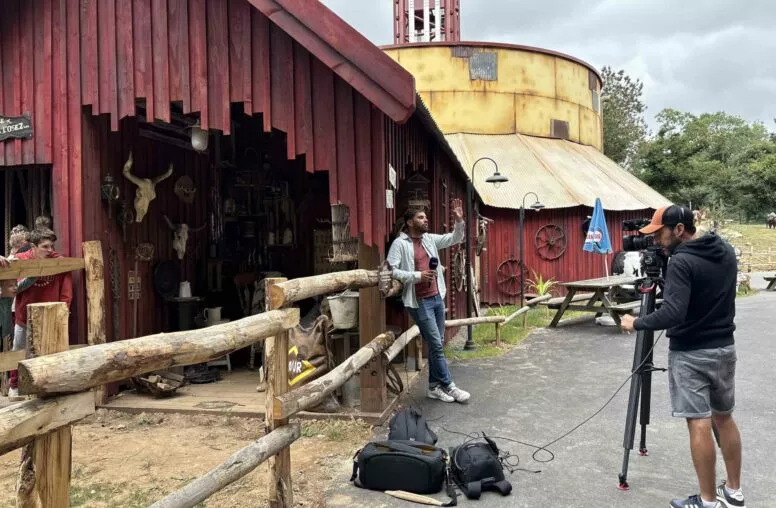 Incroyable, TF1 à la Récré des 3 Curés ! Le plus grand parc d'attraction de Bretagne à eu le plaisir d'accueillir l'équipe de TF1 pour un reportage sur notre nouvelle attraction : Tremor