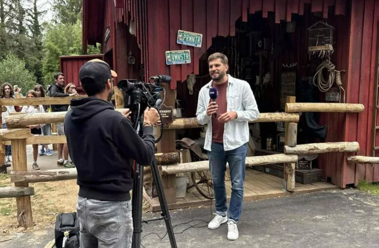 TF1 LA RÉCRÉ DES 3 CURÉS. Une nouvelle fois, l'équipe de la récré des 3 Curés à eu le plaisir d'accueillir l'équipe de TF1 pour un reportage sur notre nouvelle attraction : Tremor.