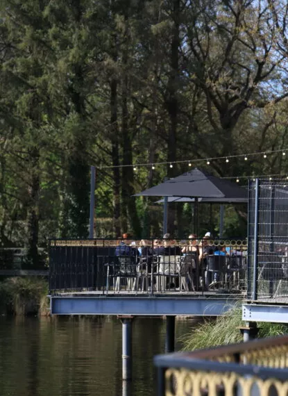 Terrasse vue sur le lac l'Expo la Récré des 3 Curés