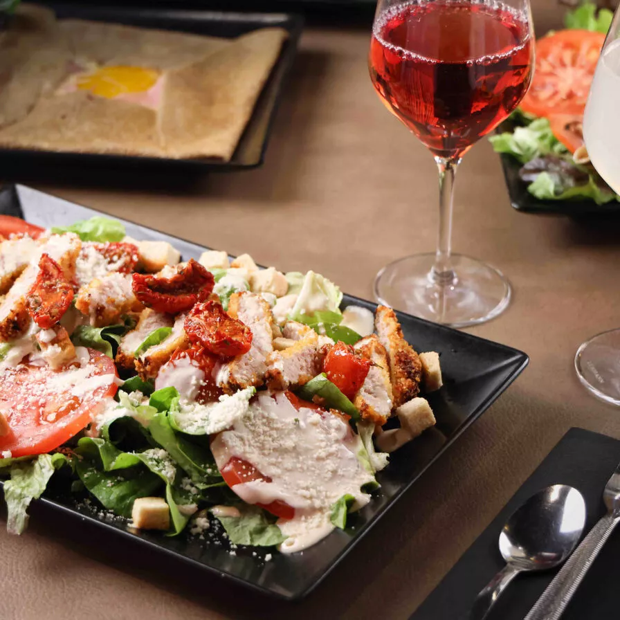 Dégustez une bonne salade César dans notre restaurant l'Expo.