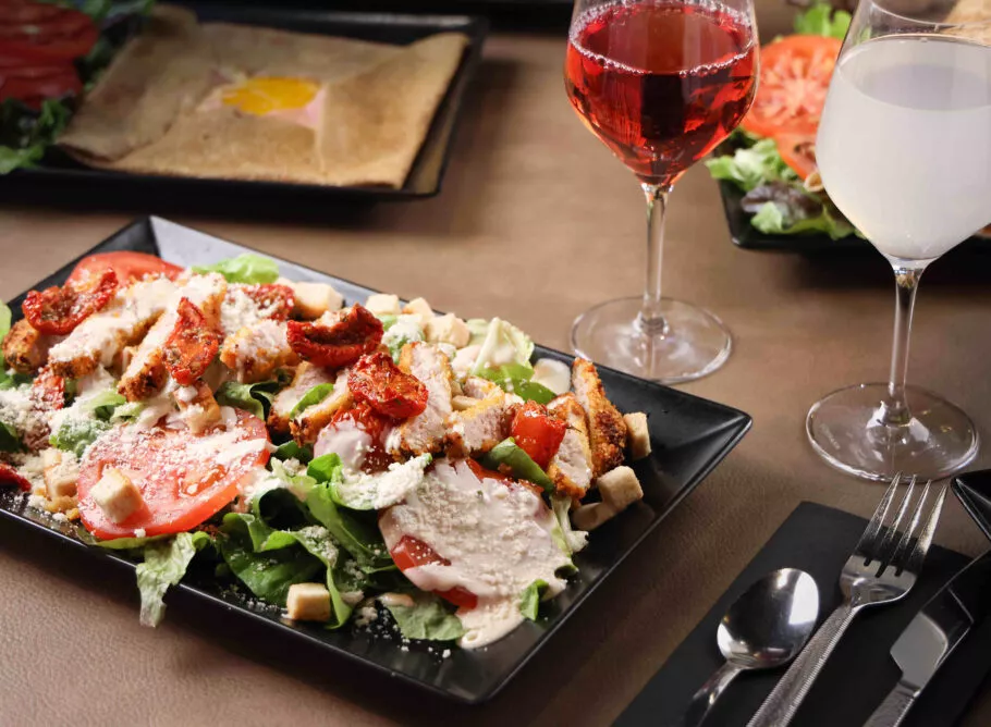 Dégustez une bonne salade César dans notre restaurant l'Expo.