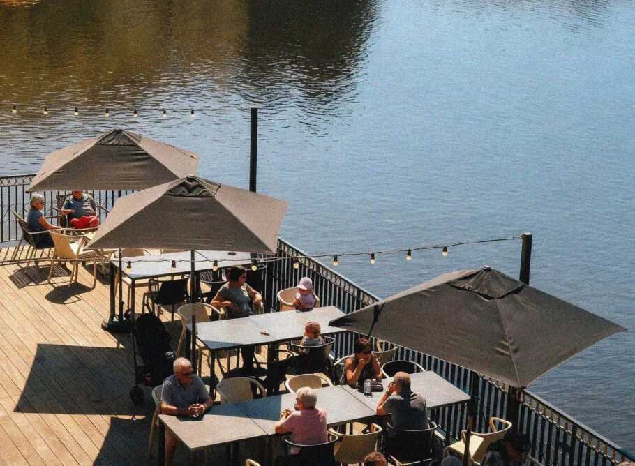 Restaurant l'expo et sa terrasse vue sur le lac à Milizac, à 10 minutes de Brest