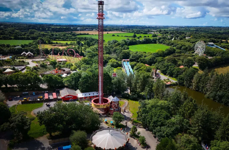 Le plus grand parc d'attractions de Bretagne avec la troisième plus haute tour de chute de France