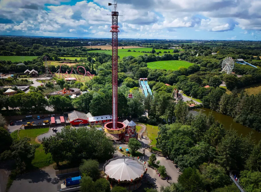 Le plus grand parc d'attractions de Bretagne avec la troisième plus haute tour de chute de France