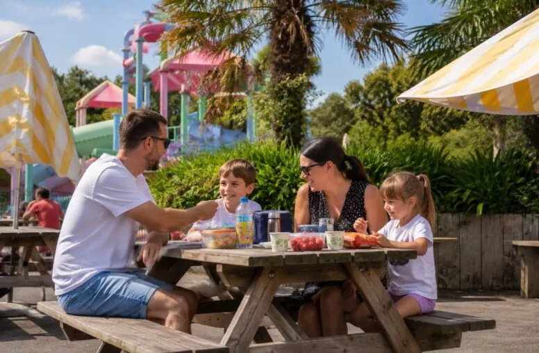 Vous cherchez une activité pour enfant à Brest? Découvrez La Récré des 3 Curés : attractions, jeux, loisirs et sortie en famille à seulement 10 minutes de Brest