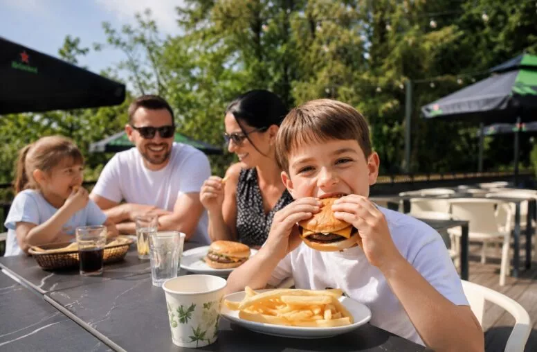 Vous cherchez une activité pour enfant à Brest? Découvrez La Récré des 3 Curés : attractions, jeux, loisirs et sortie en famille à seulement 10 minutes de Brest