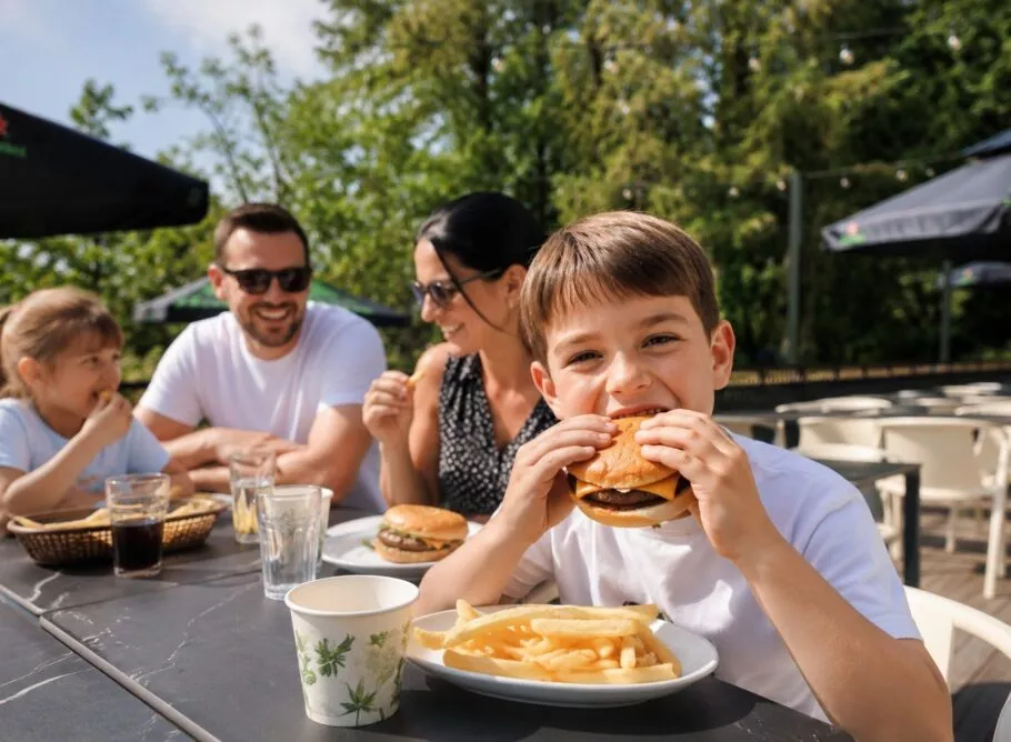 Vous cherchez une activité pour enfant à Brest? Découvrez La Récré des 3 Curés : attractions, jeux, loisirs et sortie en famille à seulement 10 minutes de Brest