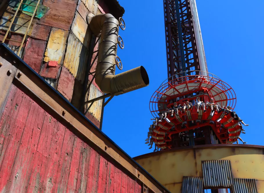 Le plus grand parc d'attractions de Bretagne avec la troisième plus haute tour de chute de France